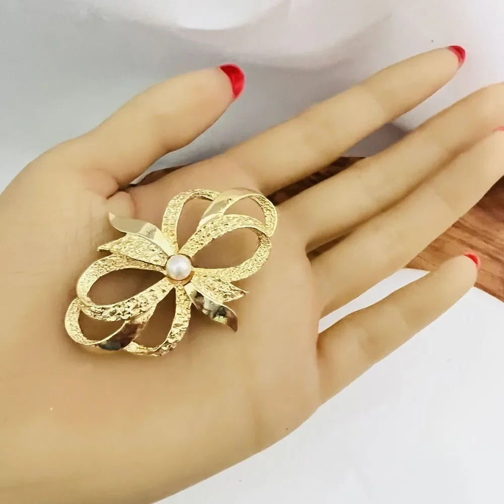 Vintage Gerry's Brooch Gold Tone Bow Ribbon Textures Faux Pearl Signed 4251